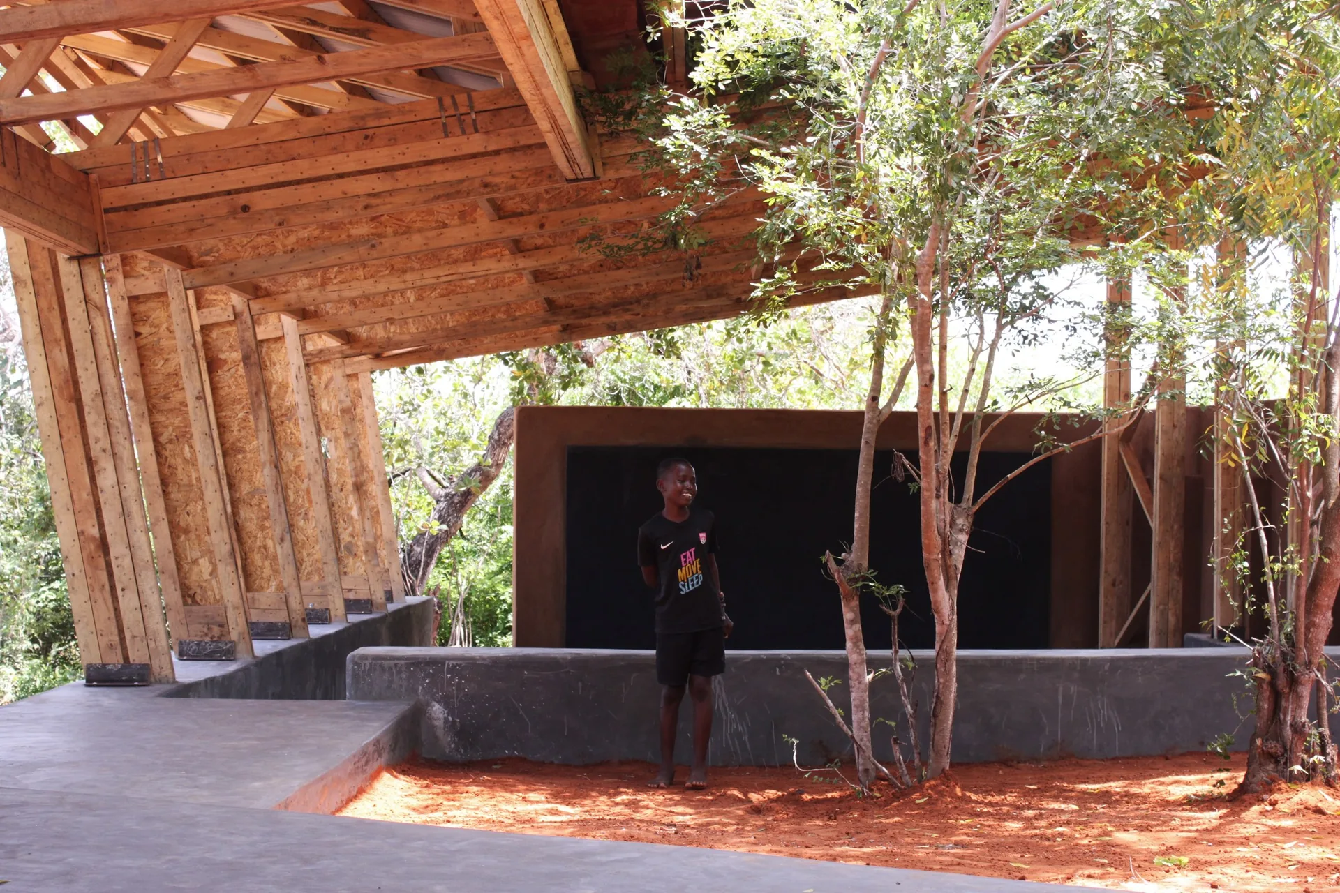 Eco Moyo School: det skyggelagte gårdsrommet under tretaket.