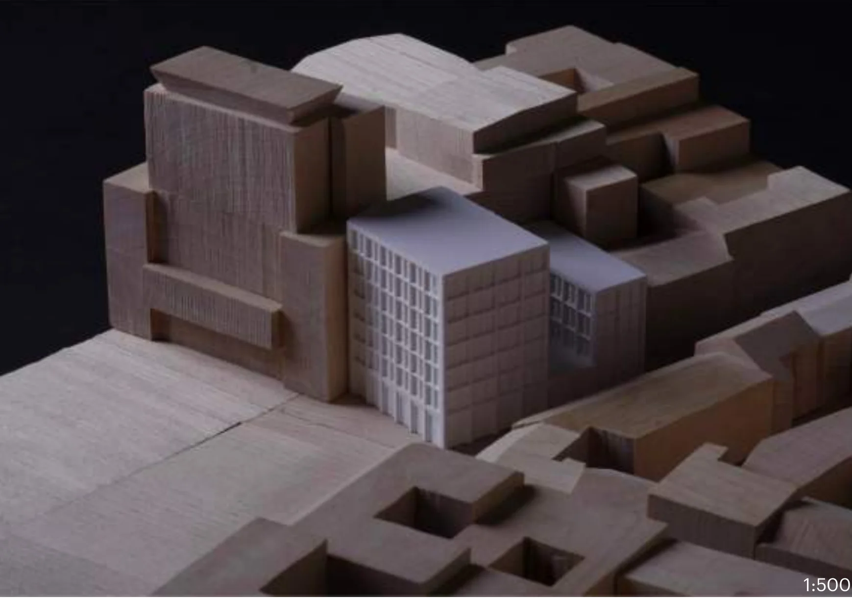 Youngstorget 3: volumstudie 1:500 — bygget sett mot torget, tilbaketrukket i fasadelivet.